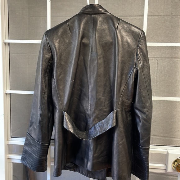 Identify black leather jacket size 4 - Picture 6 of 10